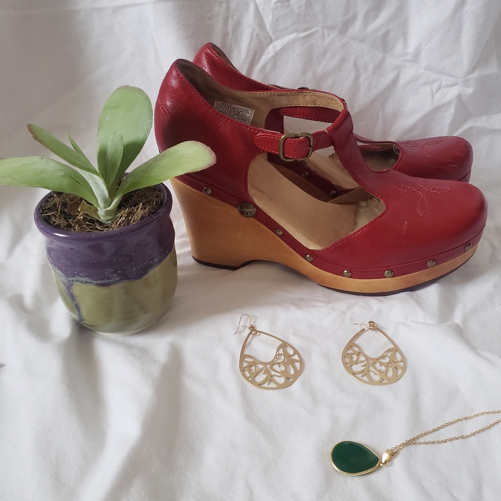🌻🌻 UGG Christie Wood Sole T Strap 🌻🌻